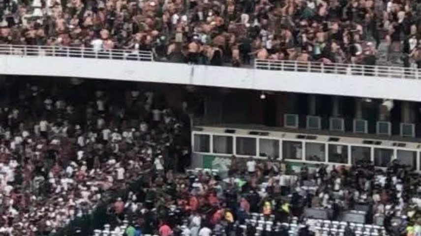 Um torcedor morre e onze ficam feridos após proteção de arquibancada de estádio cair, na Argélia (Foto: Reprodução)