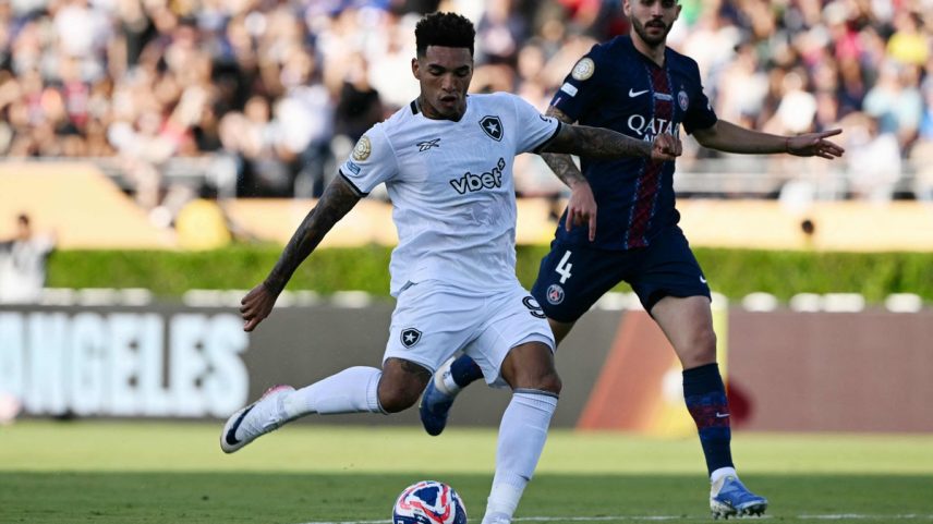 Igor Jesus em ação na vitória do Botafogo contra o PSG (Foto: YURI CORTEZ / AFP)