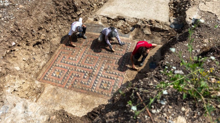 Arqueólogos limpando o mosaico nos arredores de Alès, França. (Foto: F. Giraud, Inrap)