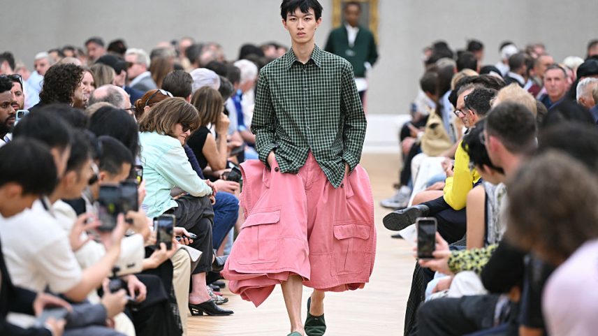 Modelo desfilando na coleção Dior Homme para a moda masculina prêt-à-porter primavera-verão 2026 durante a Paris Fashion Week em Paris, em 27 de junho de 2025. (Foto: AFP via Getty Images)