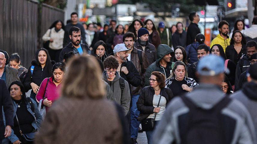 Pessoas caminham na avenida Paulista vestindo casacos na tarde de terça-feira (24) (Foto: Rafaela Araújo - 24.jun.25/Folhapress)