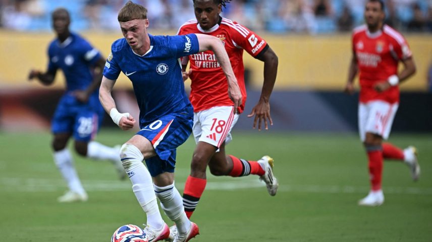 O inglês Cole Palmer em jogo do Chelsea contra o Benfica e o meia Leandro Barreiro, pelas oitavas de final da Copa do Mundo de Clubes (Foto: Paul ELLIS / AFP)