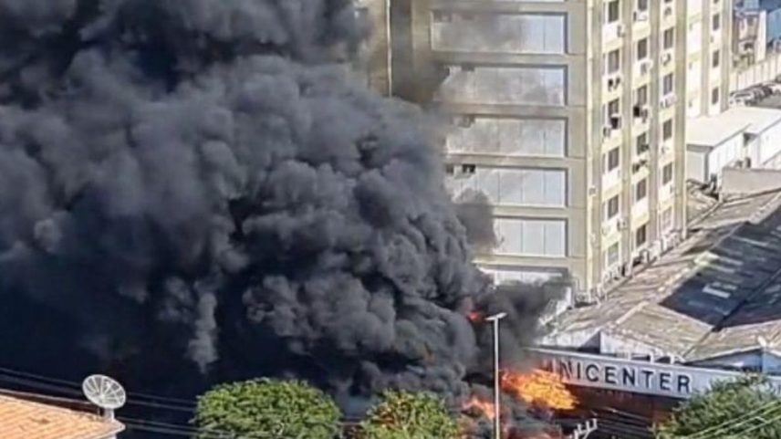 Ônibus incendiado na Estrada de Jacarepaguá mobilizou bombeiros e causou lentidão no trânsito (Foto: Divulgação)