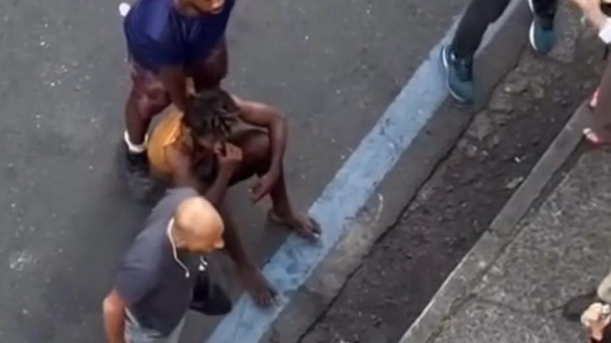 Homem é detido por pedestres após agredir moradora de Copacabana com três socos (Foto: Reprodução da internet)