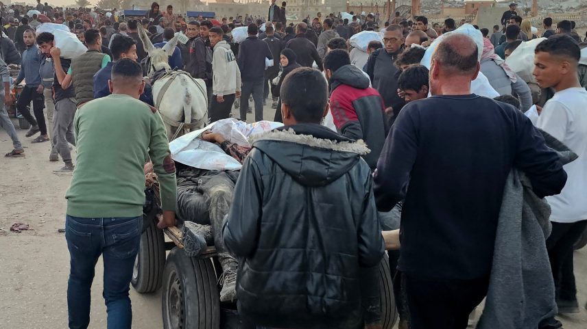 Palestinos deslocados empurram carroça com corpos após ataque perto de um centro de distribuição de alimentos em Rafah, no sul da Faixa de Gaza, no início de junho (Foto: AFP)
