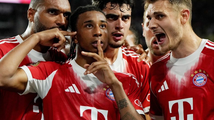 Olise pediu silêncio aos torcedores ao garantir a vitória para os alemães já nos minutos finais (Foto: S. Mellar/FC Bayern via Getty Images)
