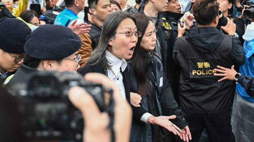 Protestos em Hong Kong durante o julgamento de ativistas em 2024. (Foto: Peter PARKS/AFP)