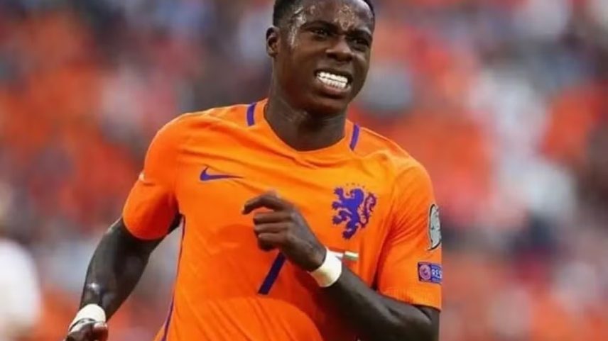 Quincy Promes, que estava preso em Dubai e já foi condenado por traficar drogas do Brasil, é extraditado para a Holanda (Foto: AFP)