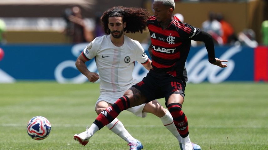 Cucurella, do Chelsea, disputa bola com Wesley, do Flamengo: espanhol avaliou time rubro-negro superior fisicamente (Foto: Franck Fife/AFP)