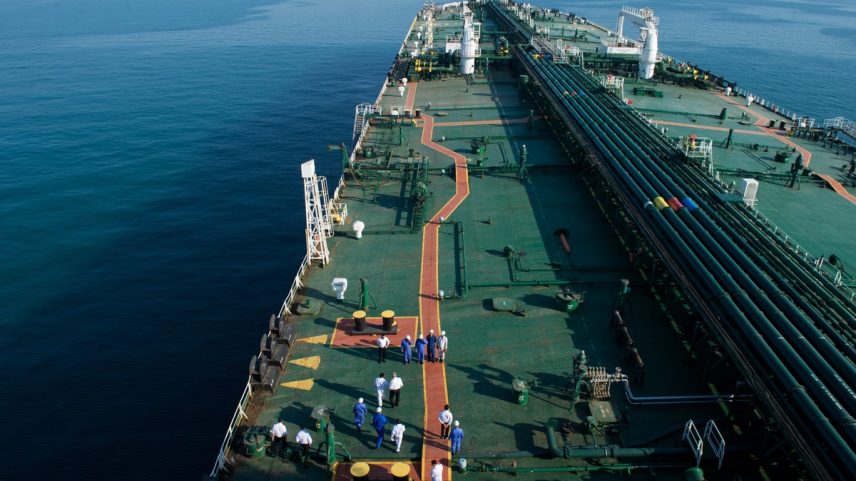 Expectativa é de que a alta dos preços seja retomada na segunda-feira, depois que a ofensiva dos EUA elevou dramaticamente as tensões em uma região responsável por um terço da produção global de petróleo (Foto: Ali Mohammadi/Bloomberg)
