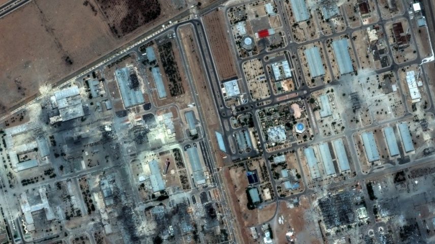 Imagem de satélite mostra os danos após os ataques dos EUA à instalação de enriquecimento nuclear de Isfahan, no centro do Irã (Foto: Maxar Technologies/AFP)