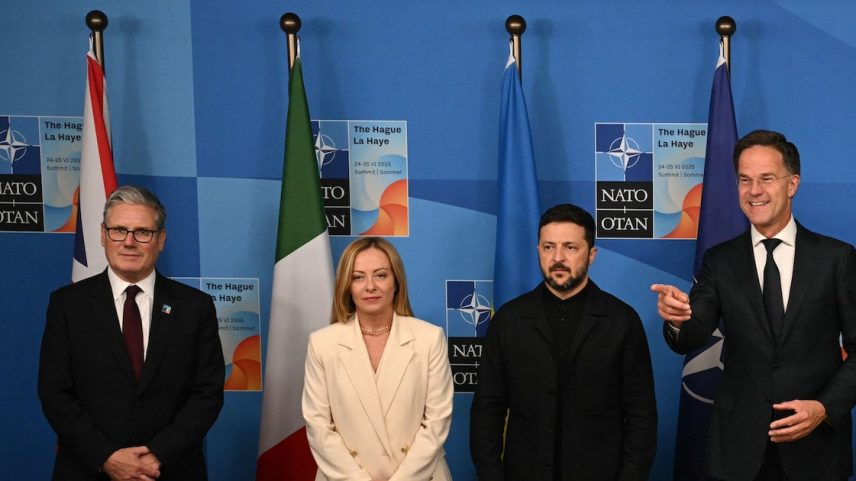 O primeiro-ministro do Reino Unido, Keir Starmer, participa de uma foto ao lado da primeira-ministra da Itália, Giorgia Meloni, do presidente da Ucrânia, Volodmir Zelenski e do secretário-geral da Otan, Mark Rutte, em Haia, na Holanda, para a cúpula da Otan (Foto: Ben Stansall/AFP)
