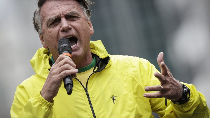 O ex-presidente Jair Bolsonaro discursa durante ato na avenida Paulista, em São Paulo, pela anistia de envolvidos nos atos de 8 de Janeiro (Foto: Bruno Santos/Folhapress)