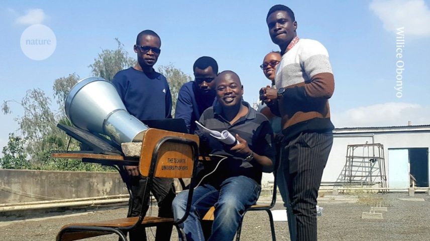 Willice Obonyo (sentado) mostra a seus alunos da Universidade Técnica do Quênia como usar um telescópio de rádio de mesa para observar emissões de rádio. (Foto: Willice Obonyo)