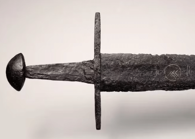 Espada da Idade Média foi descoberta por acaso na Holanda (Foto: Divulgação/Ruben de Heer/ijksmuseum van Oudheden)