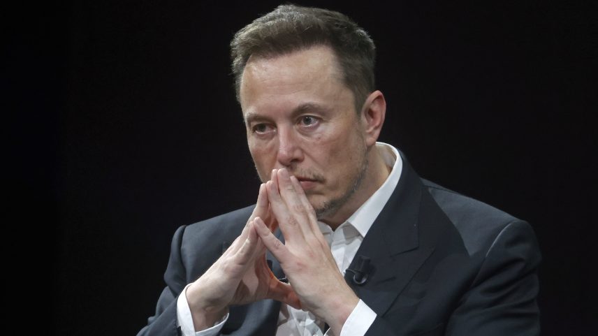 Elon Musk: CEO da Tesla enfrenta crise na empresa, que registrou intensa queda de vendas na Europa. (Foto: Chesnot/Getty Images)