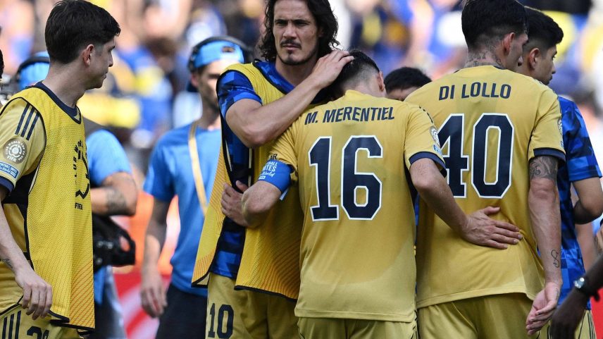 O atacante do Boca Juniors, Edinson Cavani (centro), consola Miguel Merentiel após a equipe argentina empatar com o Auckland City, da Nova Zelândia (Foto: Federico Parra/AFP)