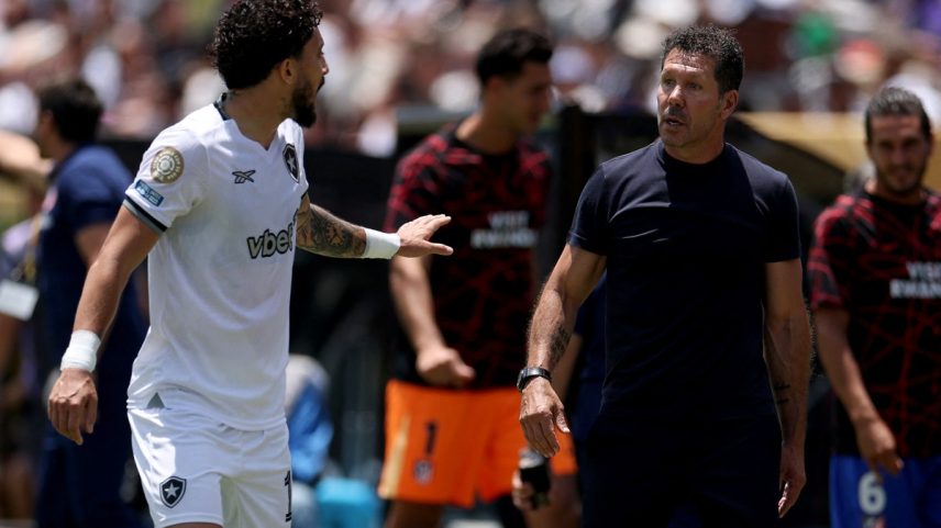 Alex Telles conversa com Diego Simeone durante confronto do Botafogo contra o Atlético de Madrid (Foto: Harry How / GETTY IMAGES NORTH AMERICA / Getty Images via AFP)