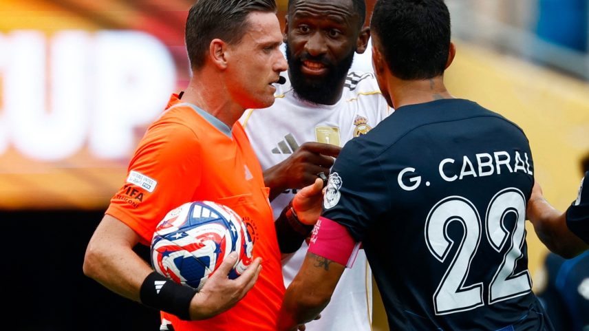 Rüdiger, zagueiro do Real, conversa com árbitro Ramon Abatti Abel durante jogo no Mundial (Foto: Susana Vera/REUTERS)
