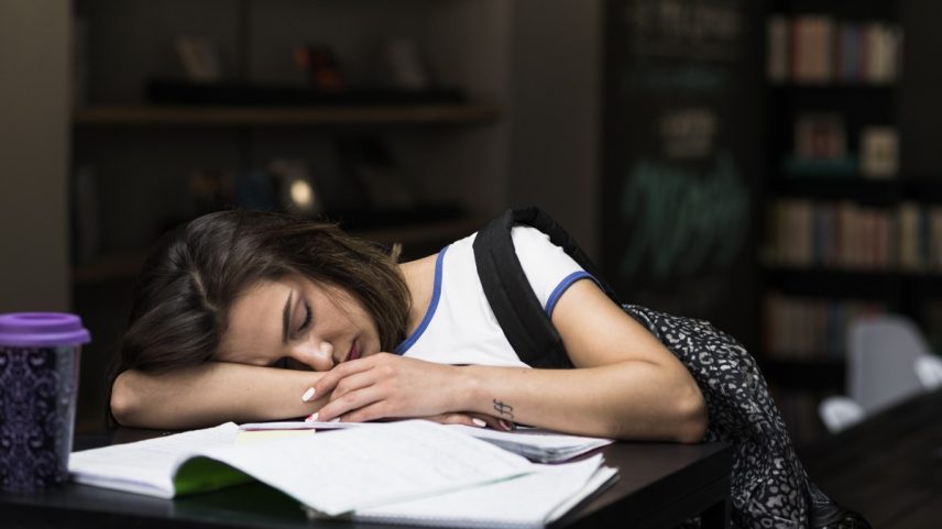 Adolescente dorme durante estudo (Foto: Freepik)