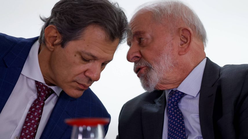 Lula e Haddad conversam ao pé do ouvido durante evento sobre crédito para a agricultura familiar, no Palácio do Planalto (Foto: Pedro Ladeira - 27.nov.2024/Folhapress)