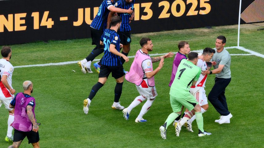 Dumfries, da Inter, e Acuña, do River Plate, protagonizaram uma confusão após o apito final (Foto: Steven Bisig/Reuters)