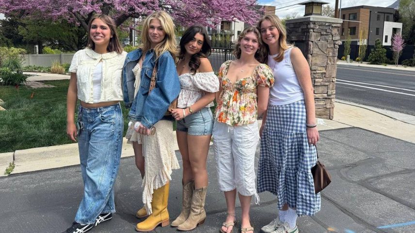 Caroline Dias Gonçalves (terceira da esquerda para a direita) posa com amigas nos EUA (Foto: Arquivo pessoal)