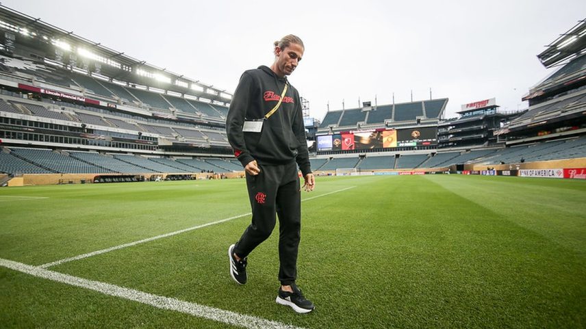 Técnico Filipe Luis no estádio da Filadélfia (Foto: Gilvan de Souza/Flamengo)