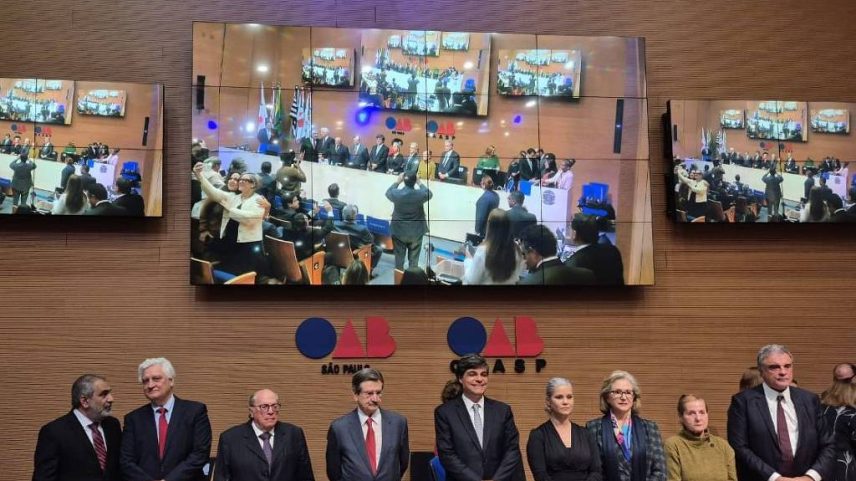 Cezar Britto, ex-presidente da OAB Nacional; Oscar Vilhena, diretor da FGV Direito SP; Miguel Reale Jr., ex-ministro da Justiça; Cezar Peluso, ministro aposentado do STF; Leonardo Sica, presidente da OAB-SP; Patricia Vanzolini, ex-presidente da OAB-SP; Ellen Gracie, ministra aposentada do STF; Maria Tereza Sadek, professora da USP; e José Eduardo Cardozo, ex-ministro da Justiça (Foto: Arthur Guimarães/Folhapress)