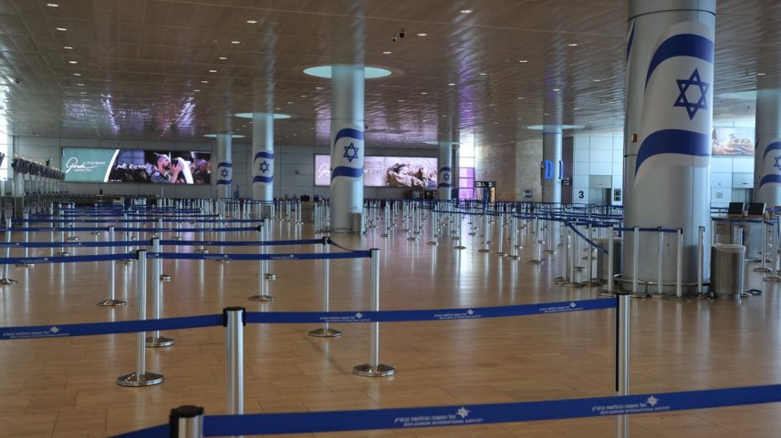 Saguão de embarque vazio no Aeroporto Ben Gurion, perto de Tel Aviv, depois que Israel fechou seu espaço aéreo (Foto: Gil Cohen-Magen/AFP)