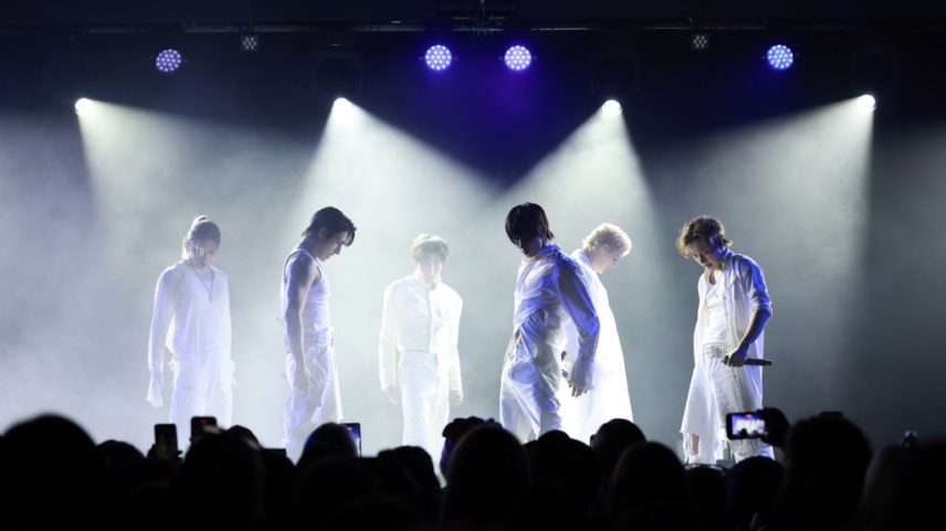 JUSTB reflete sobre o apoio a Bain, que se tornou a primeira estrela ativa do K-pop a se assumir, apesar do estigma da indústria. (Foto: Reprodução)