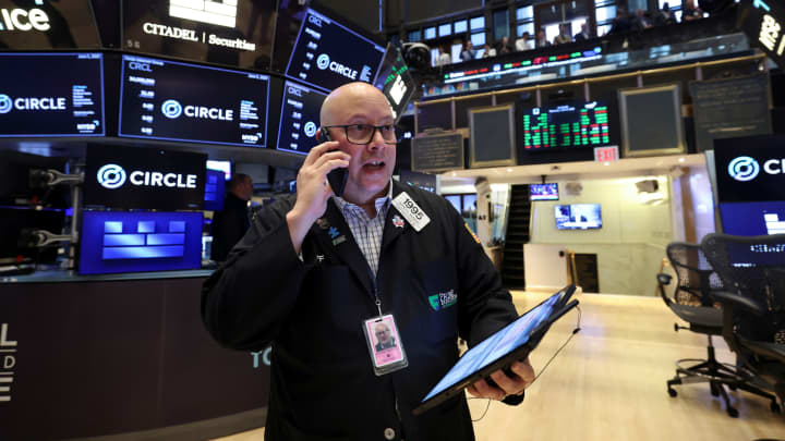 Traders trabalham no pregão da Bolsa de Valores de Nova York (NYSE), no dia da IPO do Circle Internet Group, na cidade de Nova York, EUA, em 5 de junho de 2025. (Foto: Brendan McDermid | Reuters)