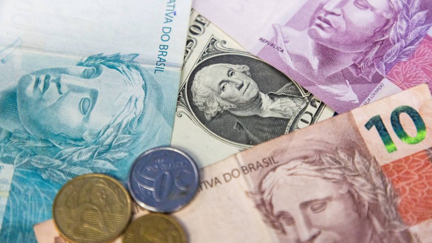 Notas e moedas de real e dólar (Foto: Pedro Affonso - 18.dez.24/Folhapress)