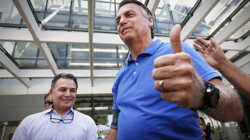 Ex-presidente Jair Bolsonaro concede entrevista com médico Claudio Birolni após bateria de exames em hospital de Brasília (Foto: Cristiano Mariz)