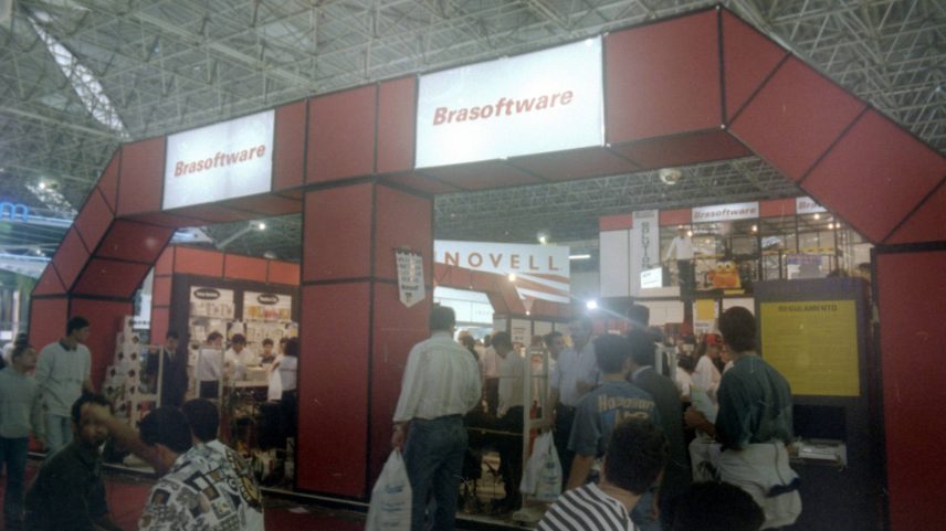 Visitantes no estande da empresa Brasoft, na Fenasoft de 1995 (Foto: Stela Alves - 20.jul.95/Folhapress)