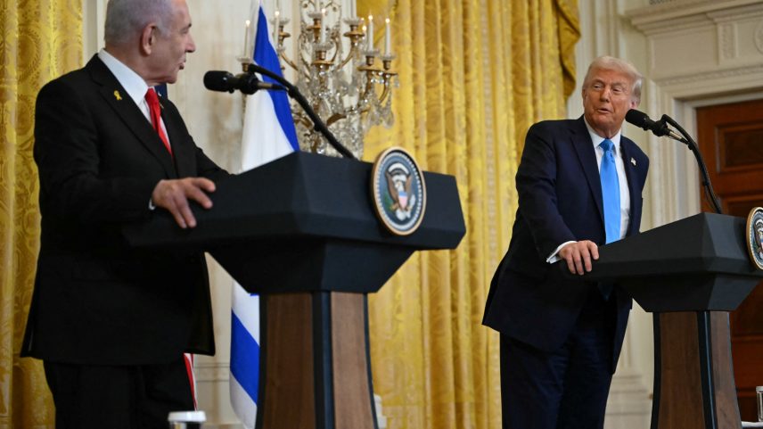 Benjamin Netanyahu, premiê de Israel, e Donald Trump, presidente dos EUA, em entrevista na Casa Branca (Foto: ANDREW CABALLERO-REYNOLDS/AFP)