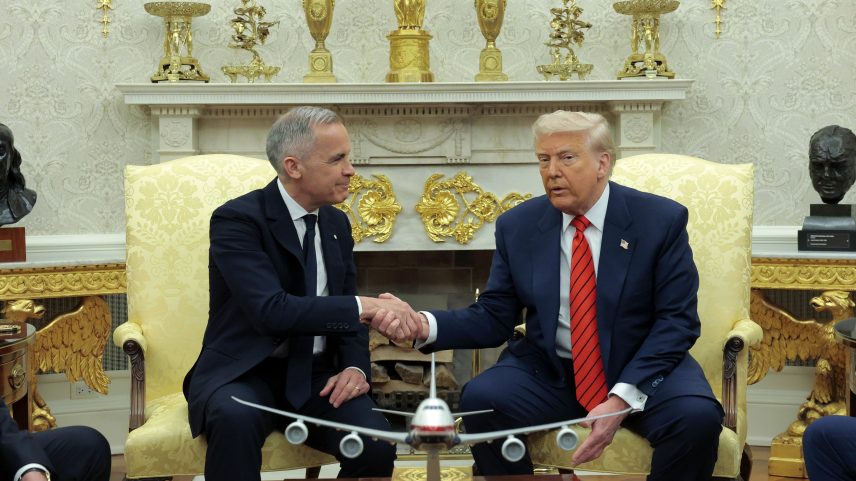 Donald Trump, presidente dos Estados Unidos, ao lado do premiê canadense, Mark Carney, na Casa Branca, em Washington (Foto: Anna Moneymaker/Getty Images)