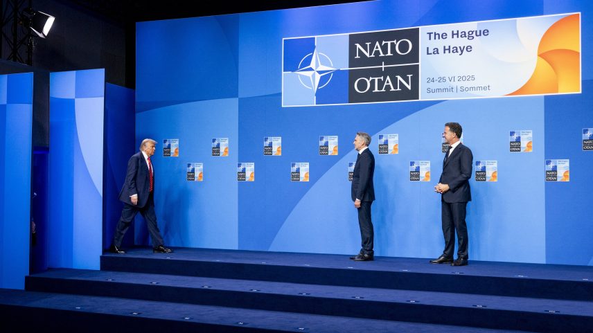 Trump (presidente dos EUA) é recebido por Mark Rutte (secretário-geral da Otan) e Dick Schoof (primeiro-ministro da Holanda): ações de defesa sobem após Otan sinalizar aumento de gastos militares (Foto: Koen van Weel / ANP/AFP)