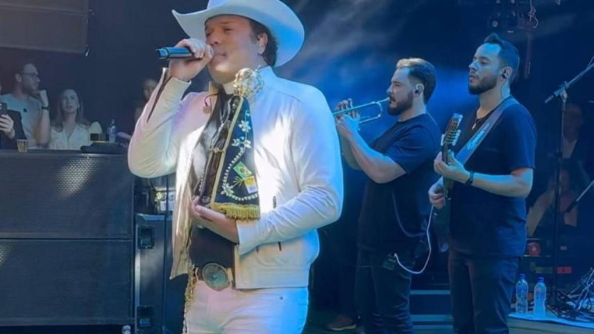 Padre Alessandro Campos canta para uma multidão (Foto: Reprodução/redes sociais)