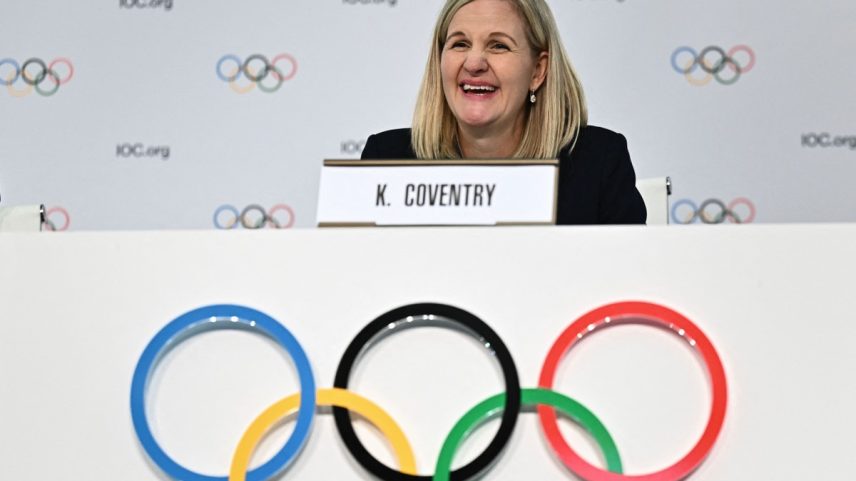 Kirsty Coventry, nova presidente do COI (Foto: Fabrice COFFRINI / AFP)