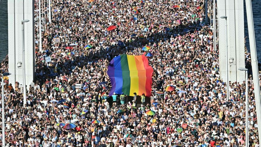 Milhares de pessoas participam da Marcha do Orgulho, em Budapeste, a despeito da proibição do governo húngaro (Foto: AFP)