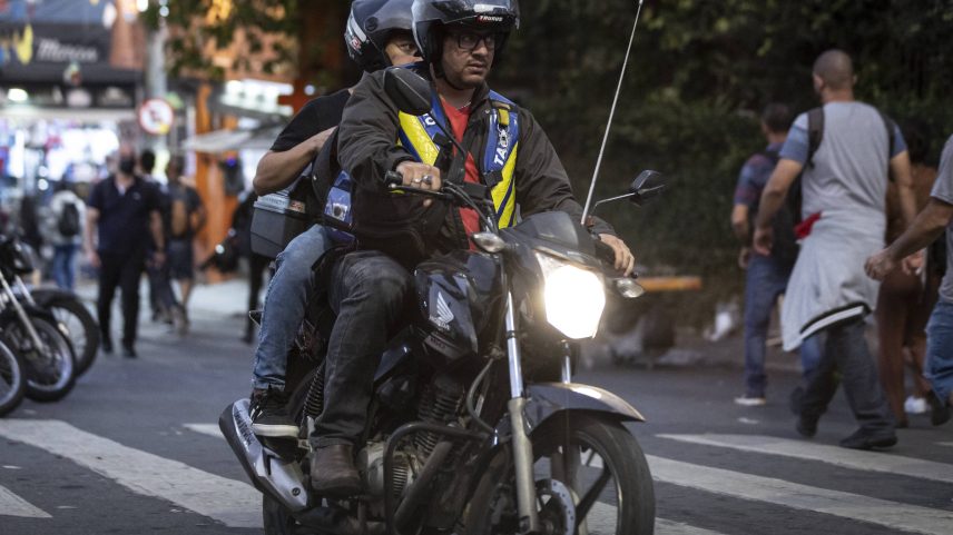 Mototáxi oferece corrida próximo ao terminal Grajaú, na zona sul de São Paulo (Foto: Bruno Santos - 4.jul.2022/Folhapress)