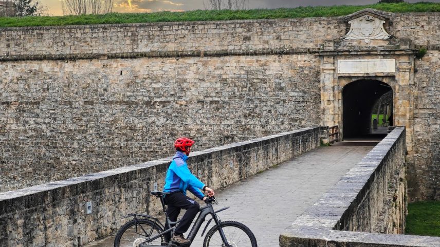 Mikel Ollo, da Destino Navarra, trabalha há 32 anos como guia na cidade navarra. (Foto: Andrés Campos)