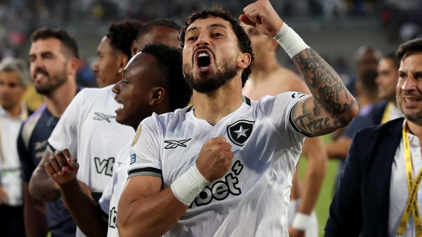 Para quem busca maneiras de investir em futebol atualmente, as opções incluem ações dos clubes internacionais listados, fundos especializados em esportes ou aguardar o desenvolvimento do mercado brasileiro. (Foto: Stu Forster/Getty Images)