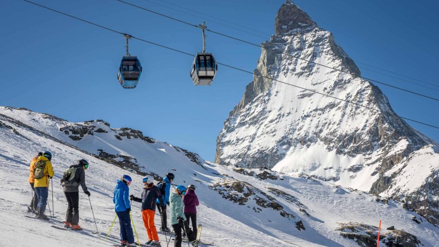 Esquiadores em Zermatt, diante da emblemática montanha Matterhorn (Foto: Maxime Schmid / AFP)
