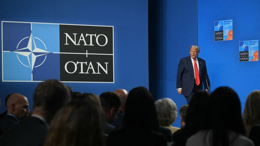 O presidente dos EUA, Donald Trump, chega para uma entrevista coletiva durante a cúpula de chefes de Estado e de governo da Organização do Tratado do Atlântico Norte (Otan), em Haia (Foto: NICOLAS TUCAT / AFP)