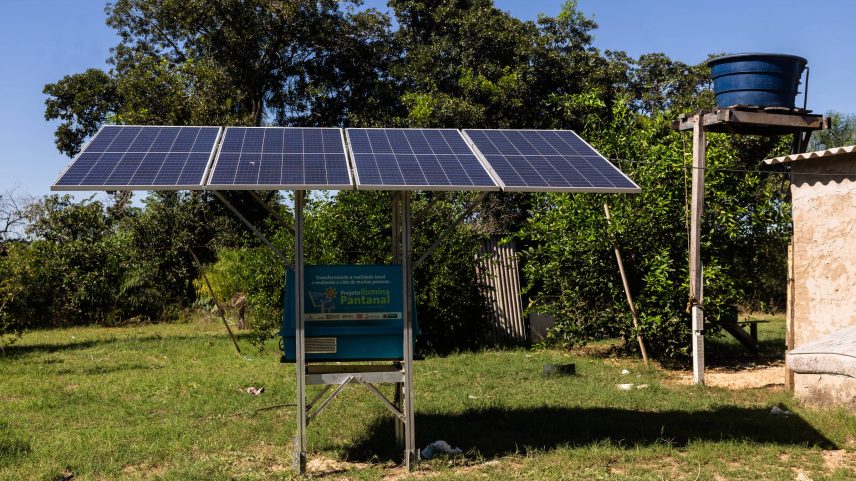 Placa de energia solar do projeto Ilumina Pantanal, na comunidade da Barra do São Lourenço, em Corumbá (MS) (Foto: Rafaela Araújo - 13.jun.25/Folhapress)