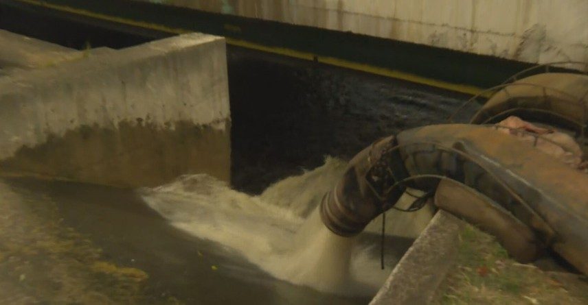 Tubulação da Sabesp. (Foto: Reprodução/ TV Globo)