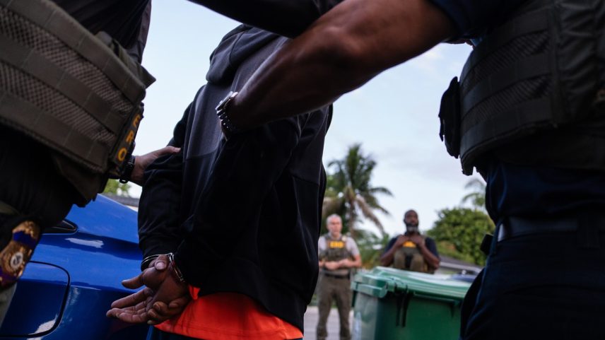 Agente do ICE realiza uma prisão em Miami, em 28 de maio de 2025. Prisões em massa de imigrantes têm provocado superlotação em centros de detenção, com relatos de condições insalubres e desumanas (Foto: Todd Heisler/The New York Times)