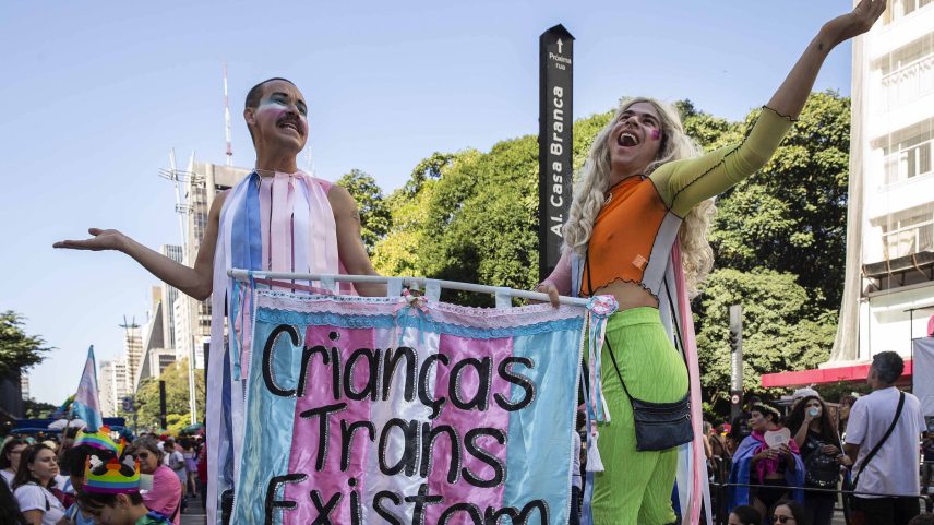 Participantes da 27ª Parada do orgulho LGBT+ exibem frase em apoio a crianças trans na av. Paulista, em São Paulo (Foto: Eduardo Knapp - 11.jun.2023/Folhapress)